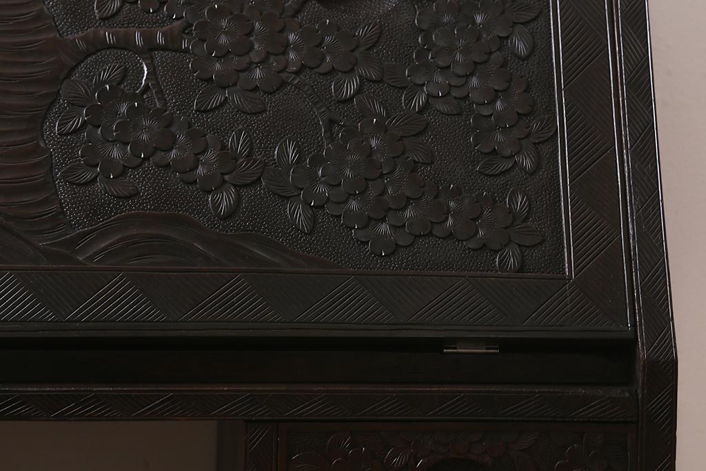 ヴィンテージ家具　ビンテージ　伝統工芸　軽井沢彫り　桜の彫りが存在感を放つライティングビューロー(簿記机、在宅ワーク、在宅用デスク)(R-042078)