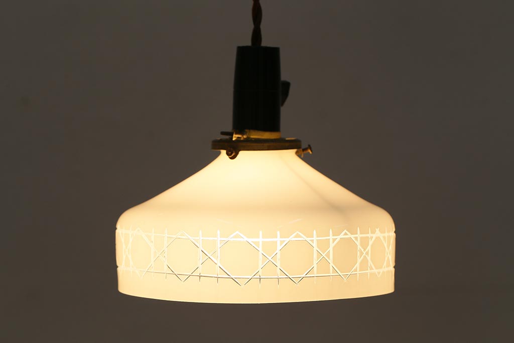 アンティーク照明　昭和レトロ　切子の透かし模様がおしゃれな吊り下げ照明(天井照明、シェード、ペンダントライト、電笠)(R-042142)
