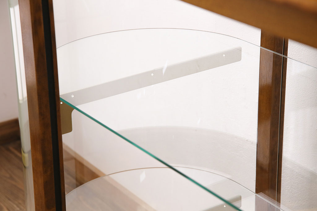 【加工実例】特大のガラスケースに高品質リペアを施しました。オーバル型の特殊ガラス棚板を二段設置しました。(ショーケース、陳列棚)