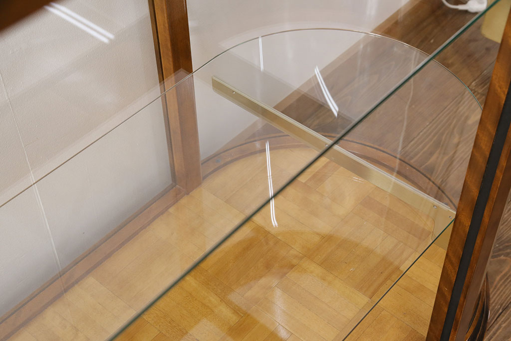 【加工実例】特大のガラスケースに高品質リペアを施しました。オーバル型の特殊ガラス棚板を二段設置しました。(ショーケース、陳列棚)