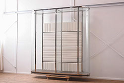 アンティーク家具　和モダン　ケヤキ材　葉ガラスが上品さを漂わせるタンスローボード(収納棚、リビングボード)(R-030442)
