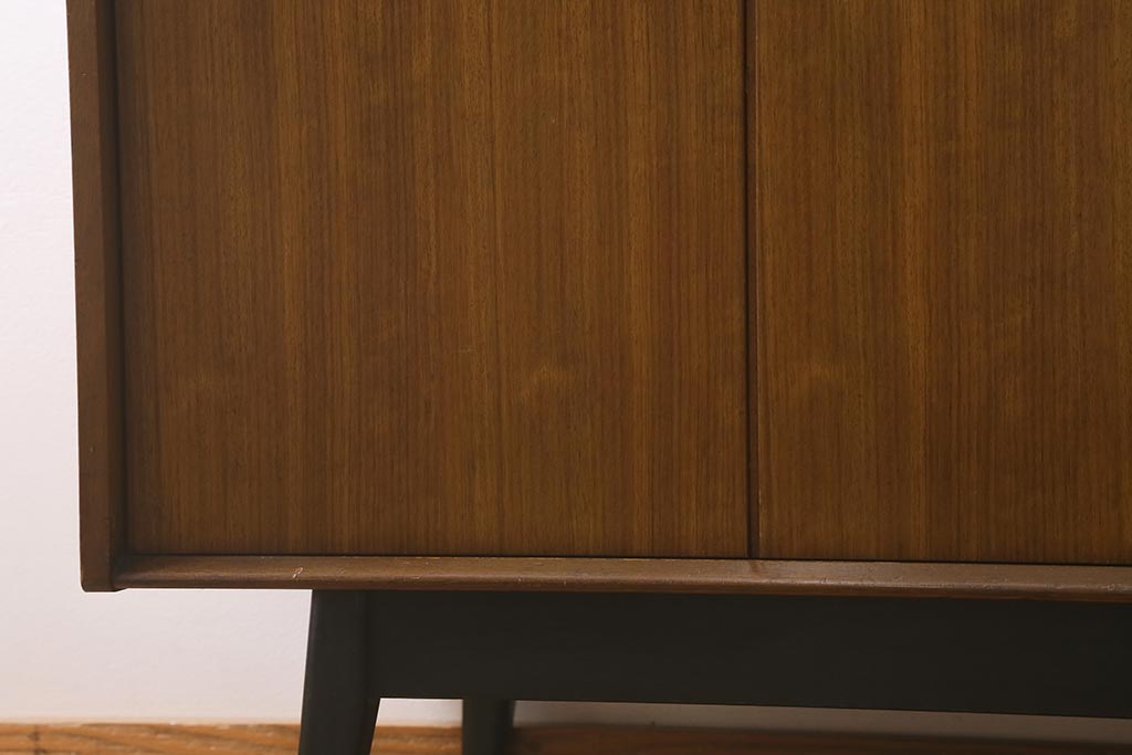 ヴィンテージ家具　北欧ビンテージ　G-PLAN　BBシリーズ　引き手がおしゃれな雰囲気を高めるサイドボード(リビングボード、収納棚)(R-042168)