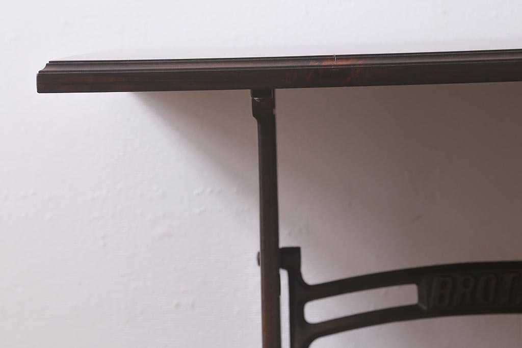 ブラザー社(BROTHER)　天板ヒノキ材　リメイク　シャビーな雰囲気のおしゃれなミシンテーブル(サイドテーブル、カフェテーブル、ミシン台)(R-042226)