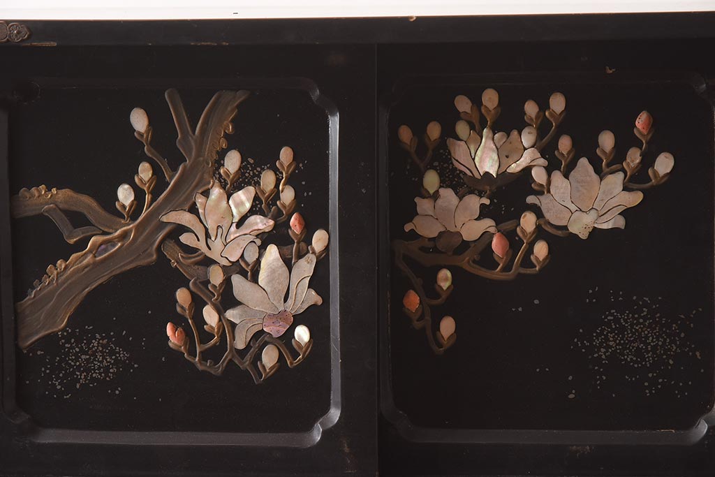 アンティーク家具　螺鈿と蒔絵の華やかな意匠が目を引く飾り棚(飾棚、茶棚)(R-042453)