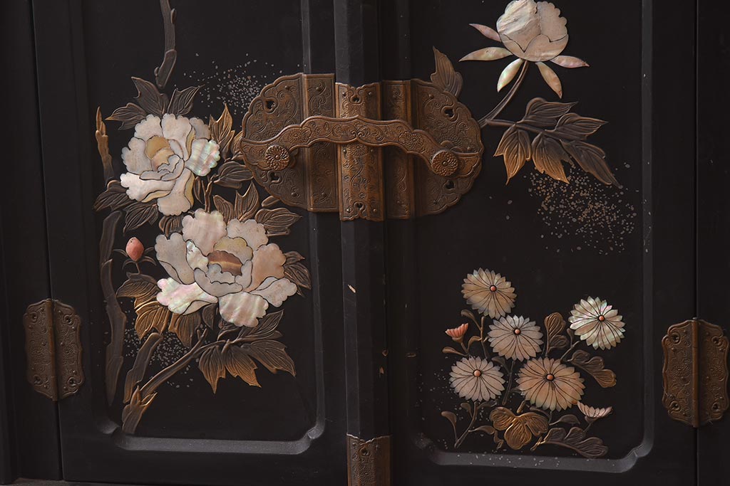 アンティーク家具　螺鈿と蒔絵の華やかな意匠が目を引く飾り棚(飾棚、茶棚)(R-042453)