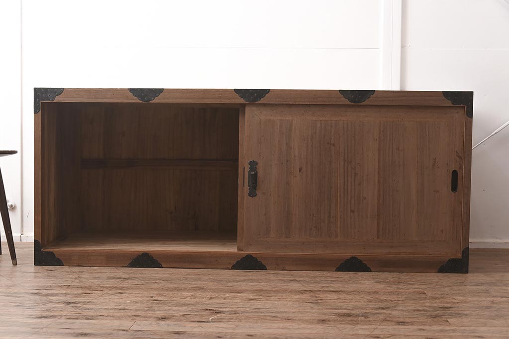 アンティーク家具　和製アンティーク　総桐材　金具が個性的に取り付けられた戸棚(収納棚、サイドボード、桐箪笥、桐たんす)(R-042493)