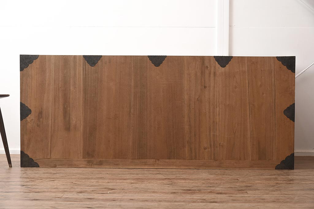 アンティーク家具　和製アンティーク　総桐材　金具が個性的に取り付けられた戸棚(収納棚、サイドボード、桐箪笥、桐たんす)(R-042493)