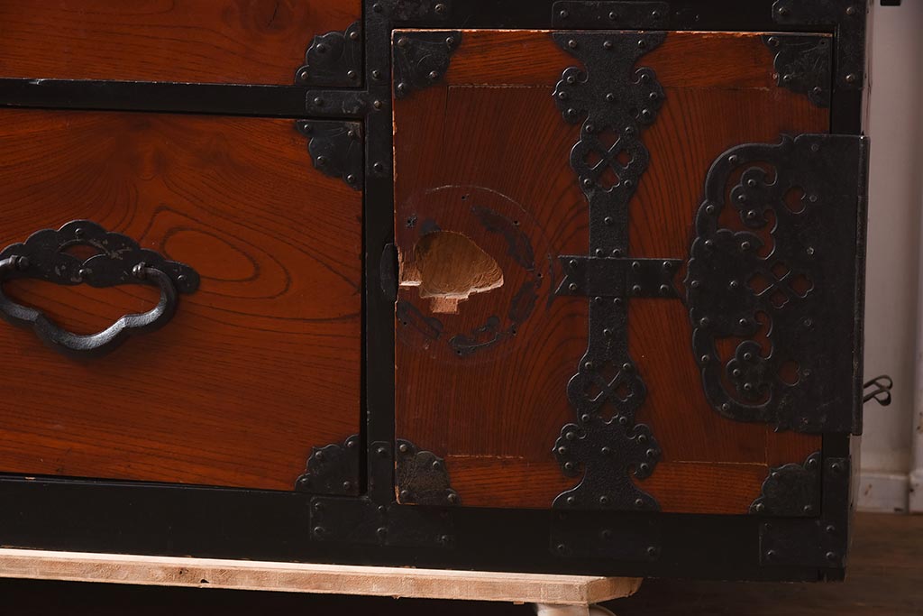 アンティーク家具　明治期　重厚感漂う金具が印象的な時代箪笥(和箪笥、収納棚、戸棚、サイドボード、テレビボード)(R-042543)