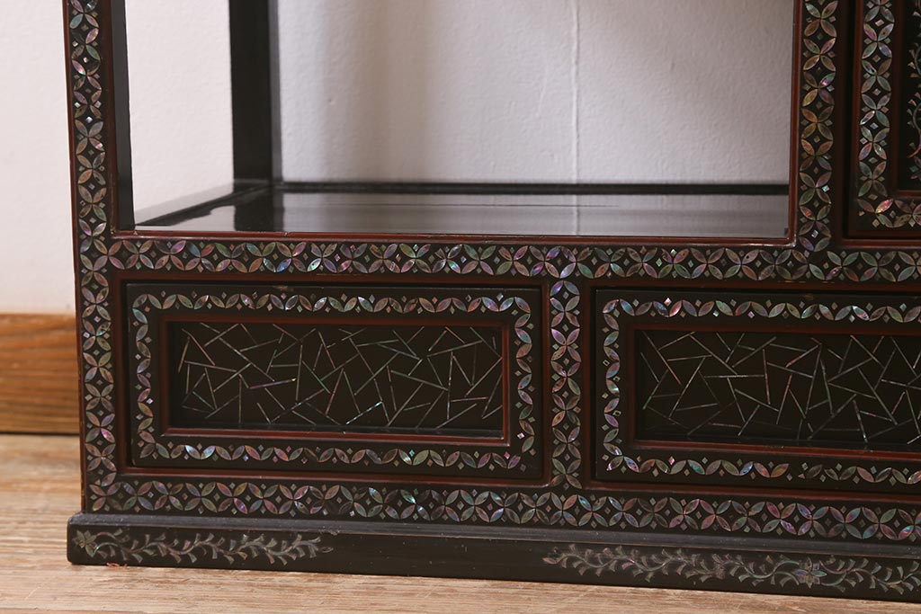時代物　昭和中期　細かな螺鈿の装飾が美しい飾り棚(飾棚、茶棚)(R-042551)