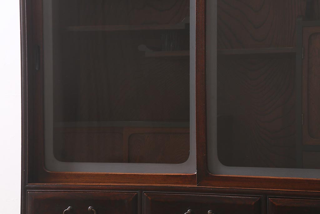 アンティーク家具　漆塗り　三方欅材　玉杢　貫録と上品さを兼ね備えた上手物の茶箪笥(茶棚、収納棚、キャビネット)(R-042553)