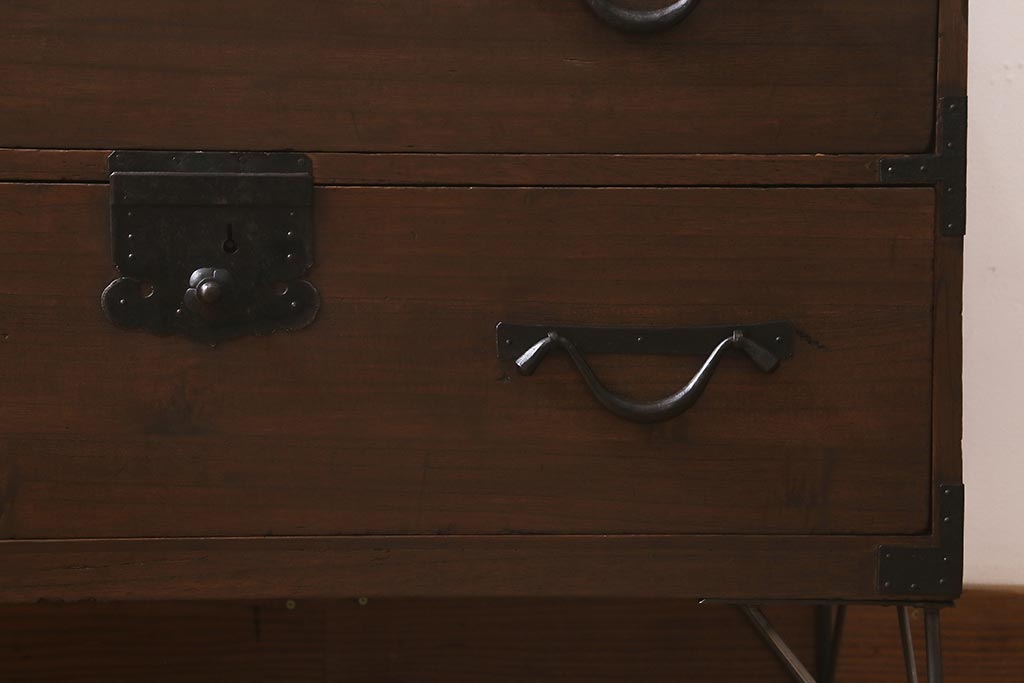 アンティーク家具　和製アンティーク　鉄脚リメイク　大きな蛭手が目を引く箪笥ローボード(テレビ台、衣装箪笥、チェスト、引き出し、リビングボード)(R-042604)