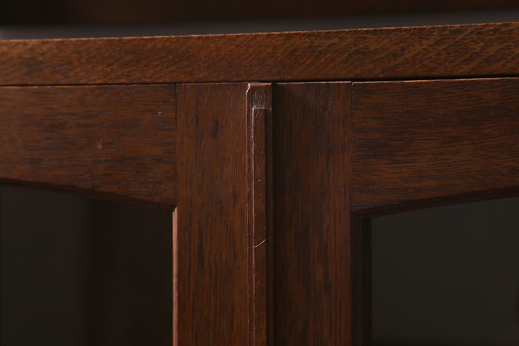 レトロ家具　昭和正期　上手物　透かし彫りの意匠がおしゃれなナラ材製の本箱(ブックケース、収納棚、飾り棚、キャビネット)(R-042721)