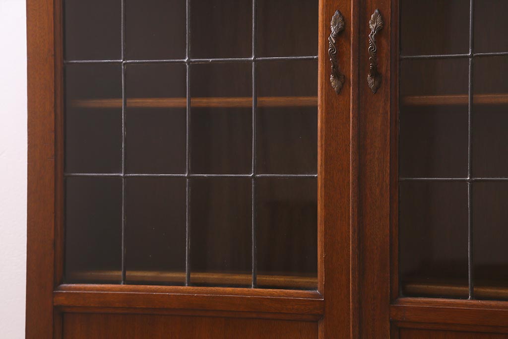 アンティーク家具　イギリスアンティーク　マホガニー材　ステンドガラスが上品な大人の雰囲気漂うキャビネット(飾り棚、収納棚、食器棚)(R-042728)