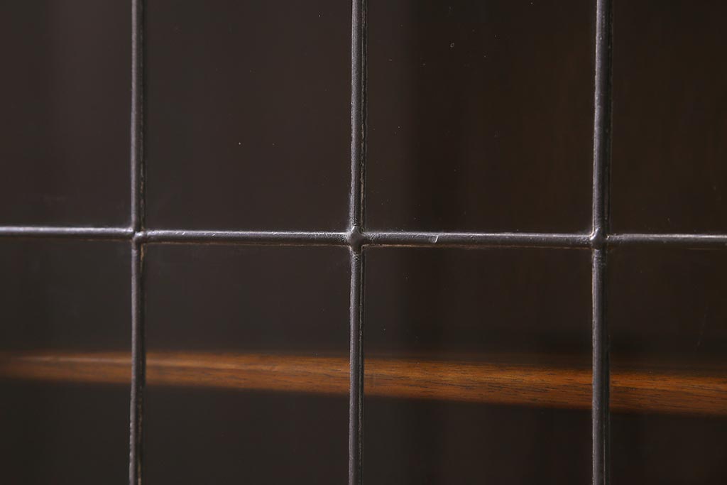 アンティーク家具　イギリスアンティーク　マホガニー材　ステンドガラスが上品な大人の雰囲気漂うキャビネット(飾り棚、収納棚、食器棚)(R-042728)