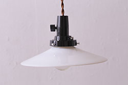 アンティーク照明　戦前　昔懐かしい白い平笠シェードの吊り下げ照明(天井照明、電笠、ペンダントライト)(R-042732)