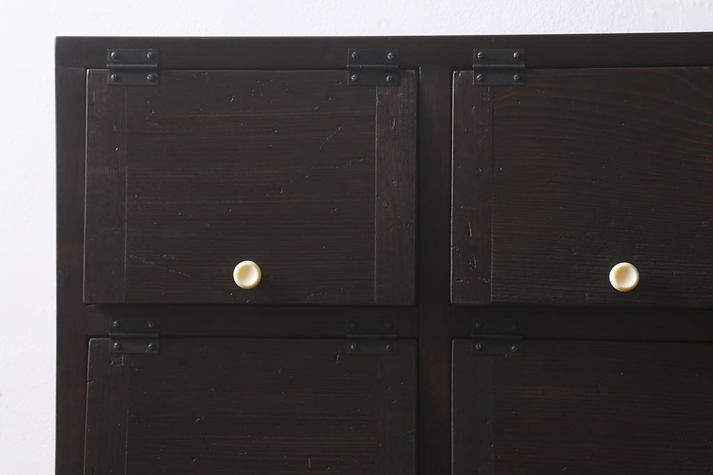 ラフジュ工房オリジナル　古材リメイク　モミの木　白い取っ手がレトロで可愛らしいパタパタ扉のマス目棚(収納棚、下駄箱)(R-042850)