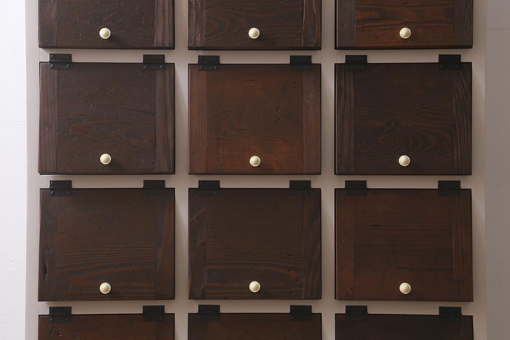 ラフジュ工房オリジナル　6×3マス　古材リメイク　モミの木　ホワイトのペイントが可愛らしいパタパタ扉のマス目棚(収納棚、下駄箱)(R-042892)