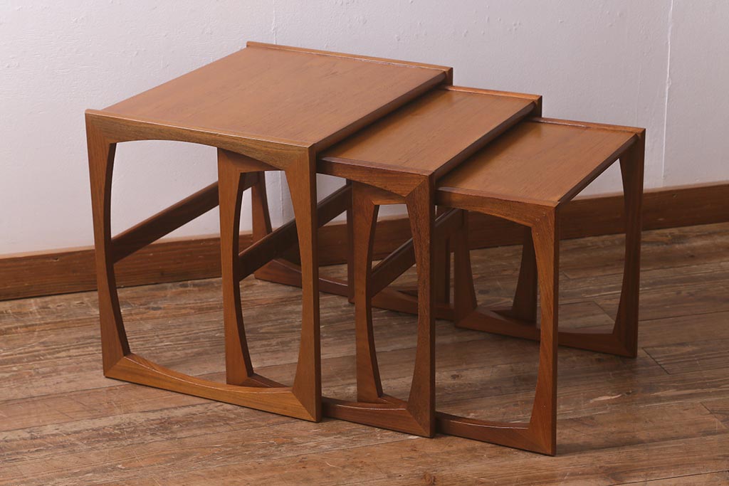 ヴィンテージ家具　北欧ビンテージ　G-PLAN(ジープラン)　チーク材　温かみのある木味が魅力のネストテーブル(サイドテーブル)(R-042939)