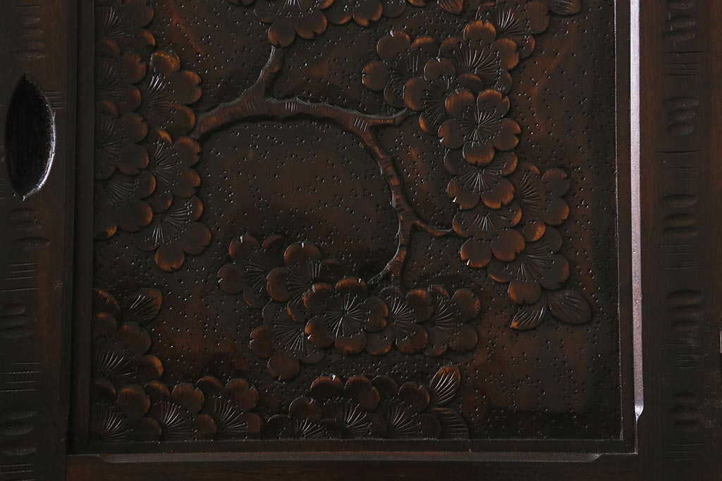 中古　軽井沢彫り　桜の意匠が随所に散りばめられた美しいキャビネット(飾り棚、茶棚、収納棚、戸棚)(R-042945)