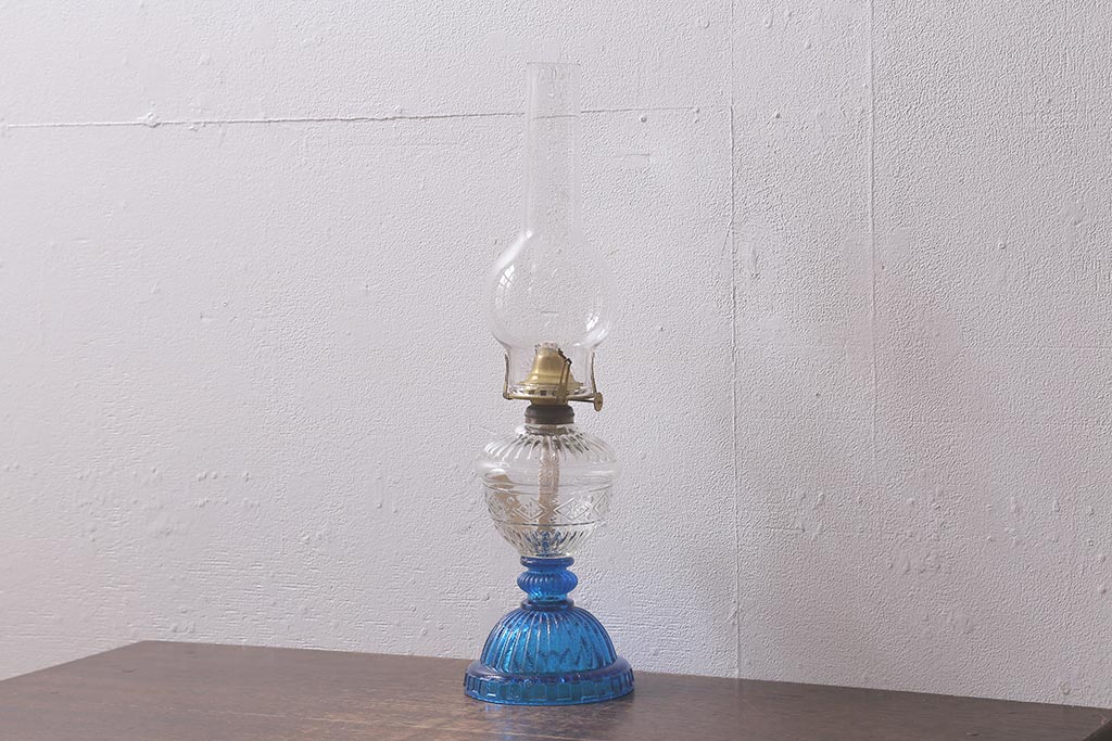 アンティーク雑貨　ブルーのガラスとエンボスがおしゃれなオイルランプ(灯油ランプ)(R-042980)