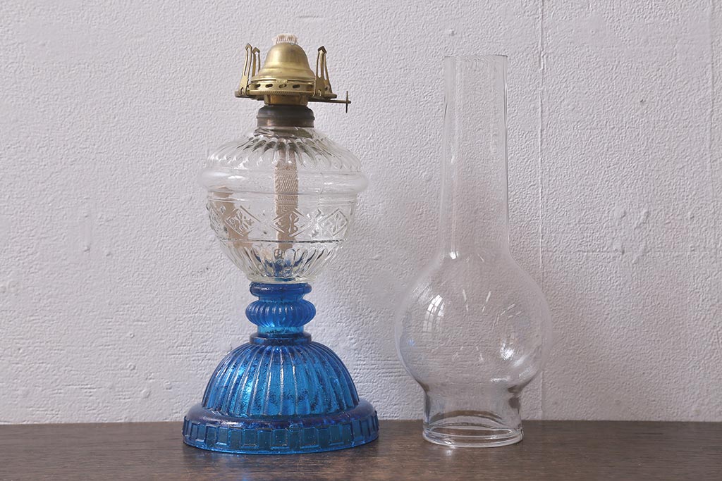 アンティーク雑貨　ブルーのガラスとエンボスがおしゃれなオイルランプ(灯油ランプ)(R-042980)