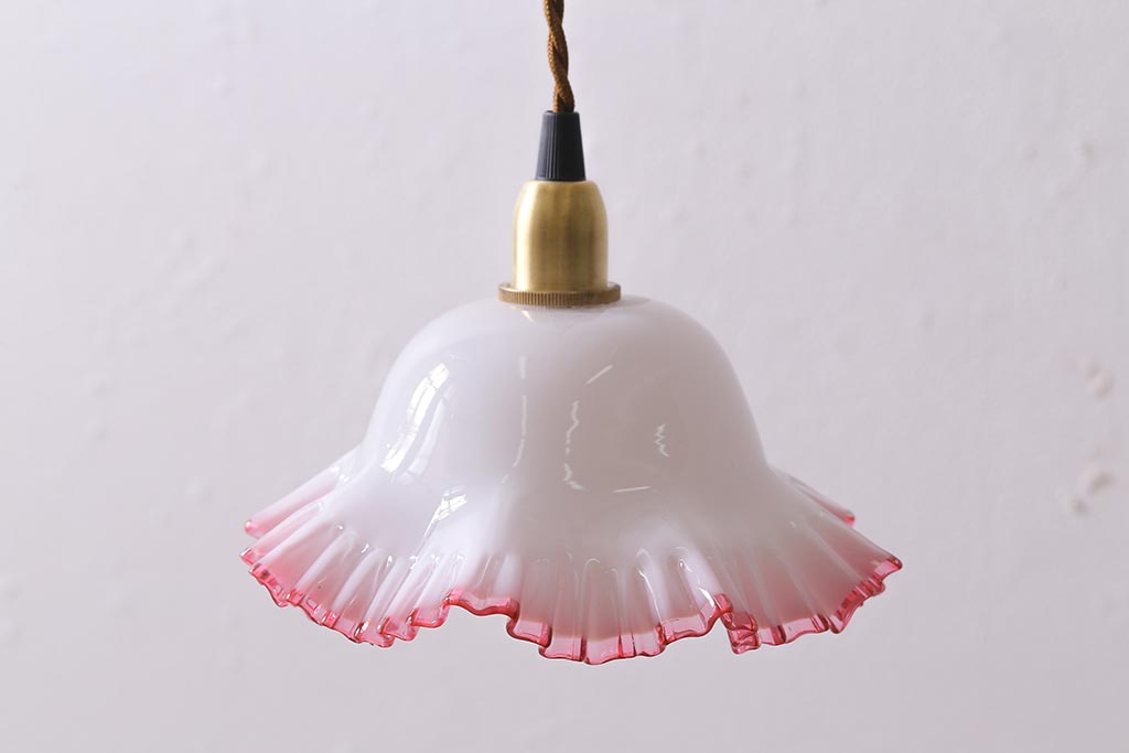 ヴィンテージ照明　イギリスビンテージ　ピンク縁　ミルクガラス　フリルシェードのペンダントライト(ランプシェード、天井照明)(R-042995)