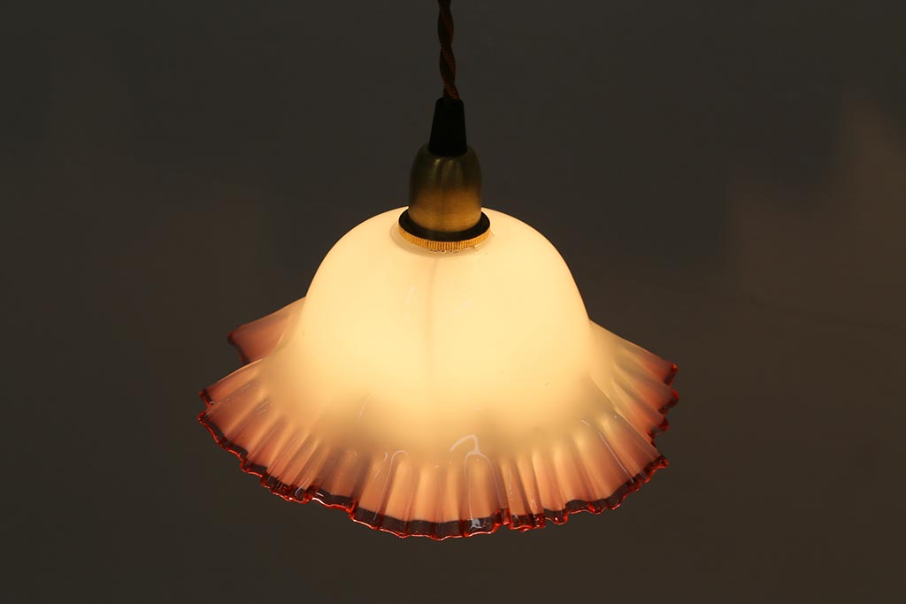 ヴィンテージ照明　イギリスビンテージ　ピンク縁　ミルクガラス　フリルシェードのペンダントライト(ランプシェード、天井照明)(R-042995)