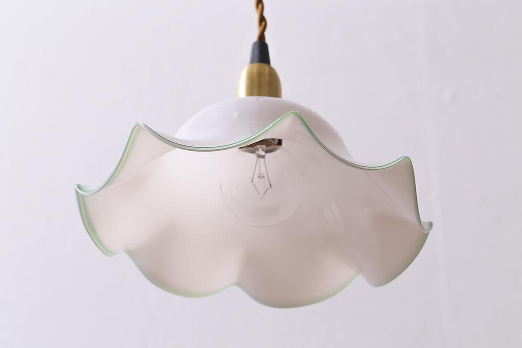 ヴィンテージ照明　イギリスビンテージ　グリーン縁　ミルクガラス　フリルシェードのペンダントライト(ランプシェード、天井照明)(R-042996)