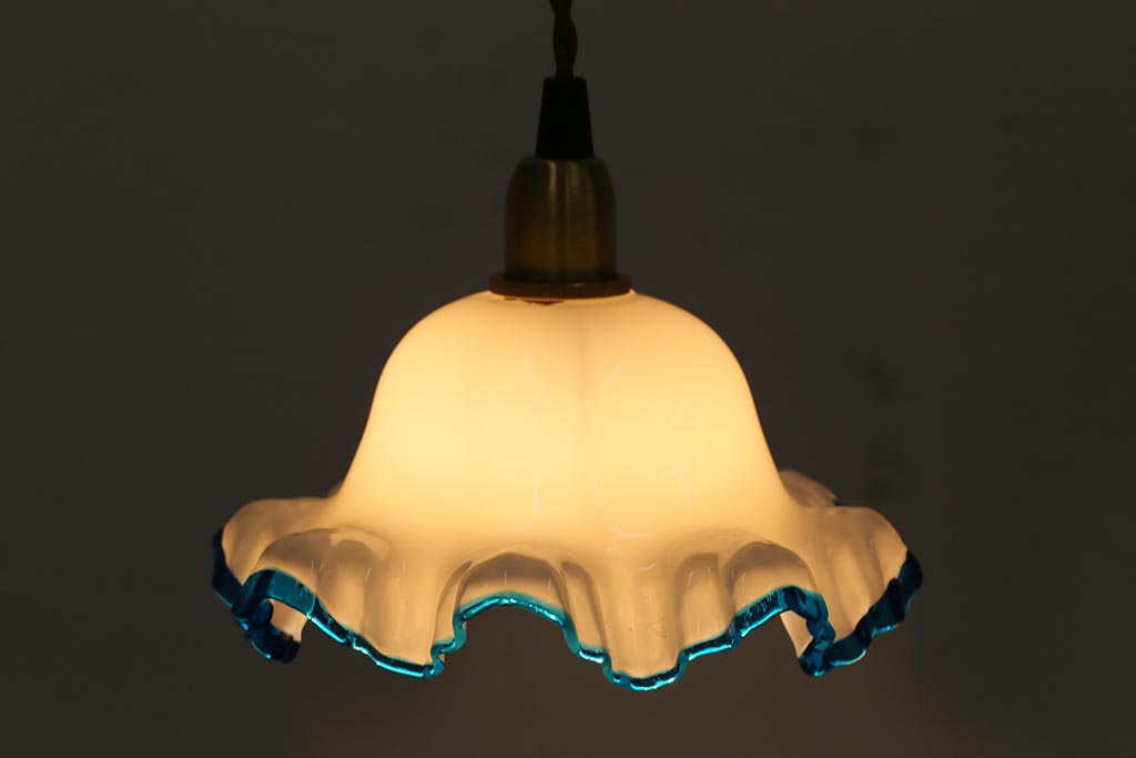 ヴィンテージ照明　イギリスビンテージ　青い縁のフリルが爽やかなミルクガラスペンダントライト(ランプシェード、天井照明)(R-043000)
