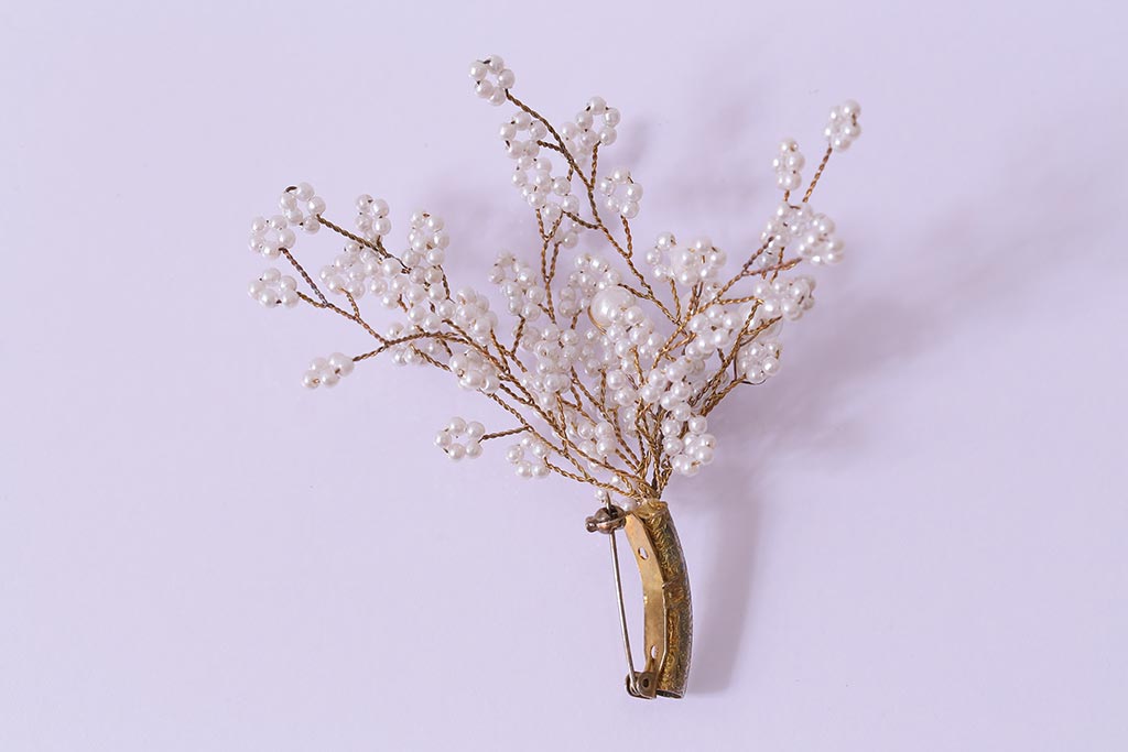 ヴィンテージアクセサリー　梅の木のような白いビーズのビンテージブローチ(R-043006)