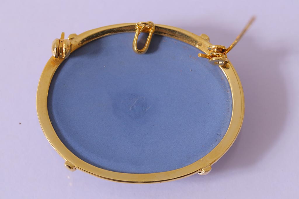 ヴィンテージアクセサリー　上品で可愛らしいブルーのブローチ(ペンダントトップ、チャーム、ビンテージ)(R-043007)