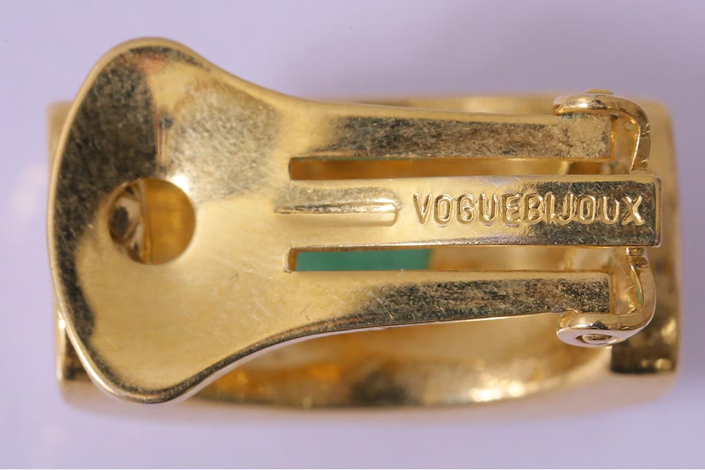 ヴィンテージアクセサリー　イタリアビンテージ　VOGUE BIJOUX(ヴォーグビジュ)　鮮やかなグリーンが目を惹くイヤリング(R-043013)
