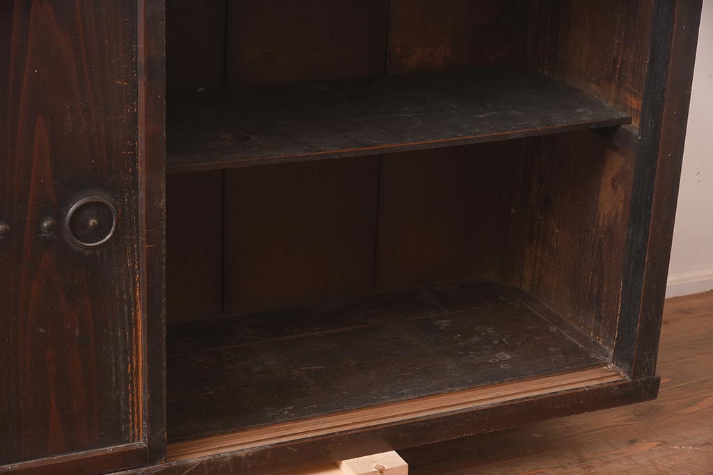 アンティーク家具　ヒノキ材　鋲が素敵な引き戸タイプの水屋サイドボード(戸棚、収納棚、キャビネット)(R-043205)