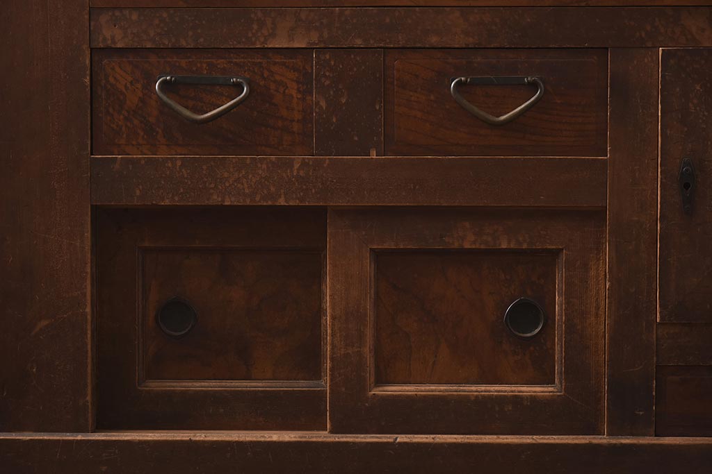 アンティーク家具　明治期　ヒノキ材・欅材　味わいのある収納箪笥(サイドボード、水屋箪笥、戸棚、引き出し、チェスト)(R-043249)