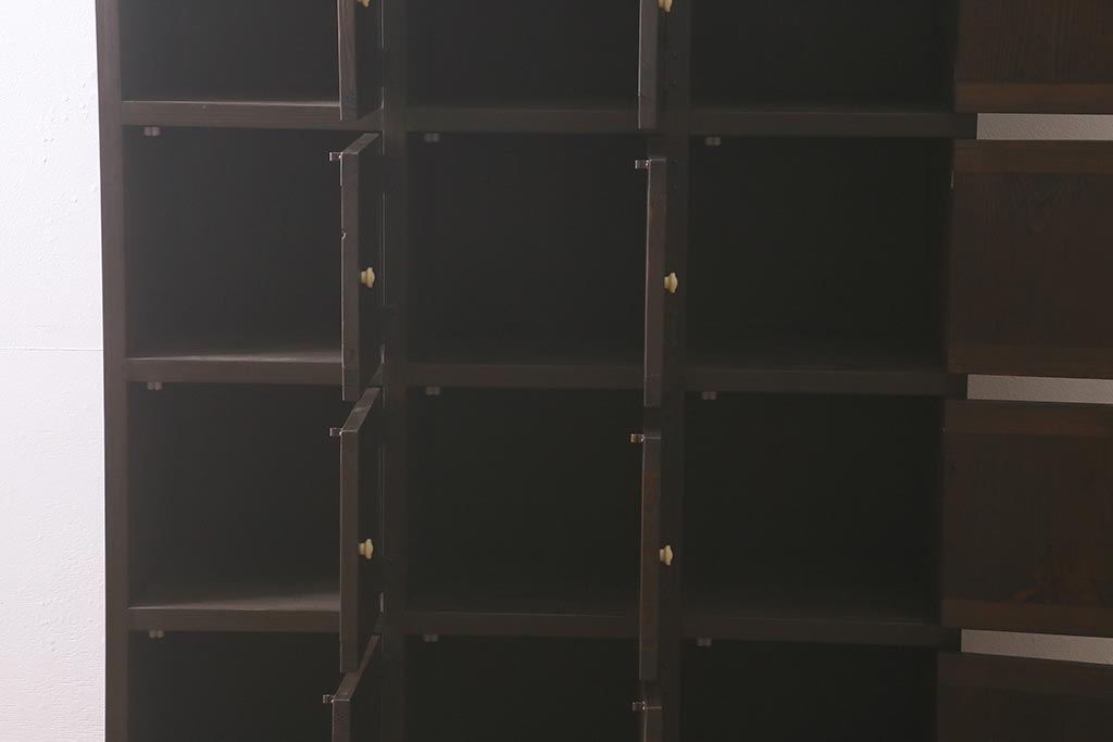 ラフジュ工房オリジナル　6×3マス　古材リメイク　モミの木　白い取っ手がアクセントのマス目棚(収納棚、下駄箱)(R-043253)