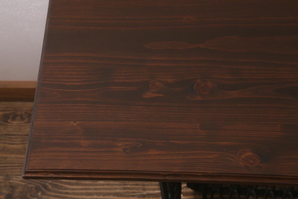 シンガー社(SINGER)　ヒノキ材　リメイク　鉄脚がお洒落なミシンテーブル(シンガーミシン、サイドテーブル、カフェテーブル、ミシン台)(R-043268)