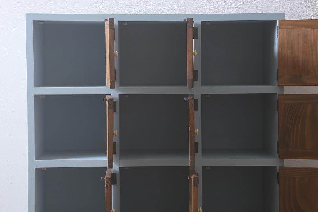 ラフジュ工房オリジナル　ペイント　古材リメイク　モミの木　6×3マス　水色のペイントがさわやかなマス目棚(収納棚、下駄箱)(R-043298)