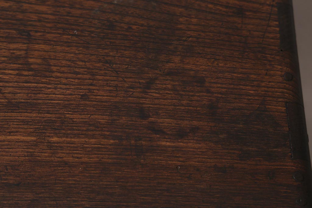 アンティーク家具　昭和初期　前面縞黒檀・中桐材　透かし彫りの意匠がアクセントになった茶箪笥(茶棚、戸棚、収納棚)(R-043374)
