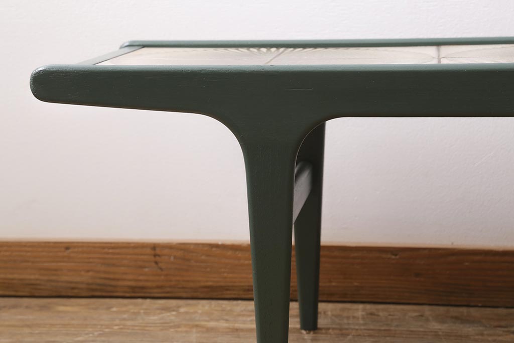 ヴィンテージ家具　北欧ビンテージ　G-PLAN(ジープラン)　ダークグリーンのペイントとタイルトップがお洒落なコーヒーテーブル(センターテーブル)(R-043441)