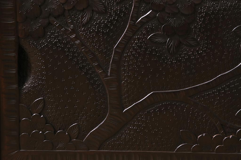 中古　美品　軽井沢彫り　レアな横長サイズ!美しい桜の意匠が目を惹く戸棚(収納棚、キャビネット、テレビ台、ローボード)(R-043503)