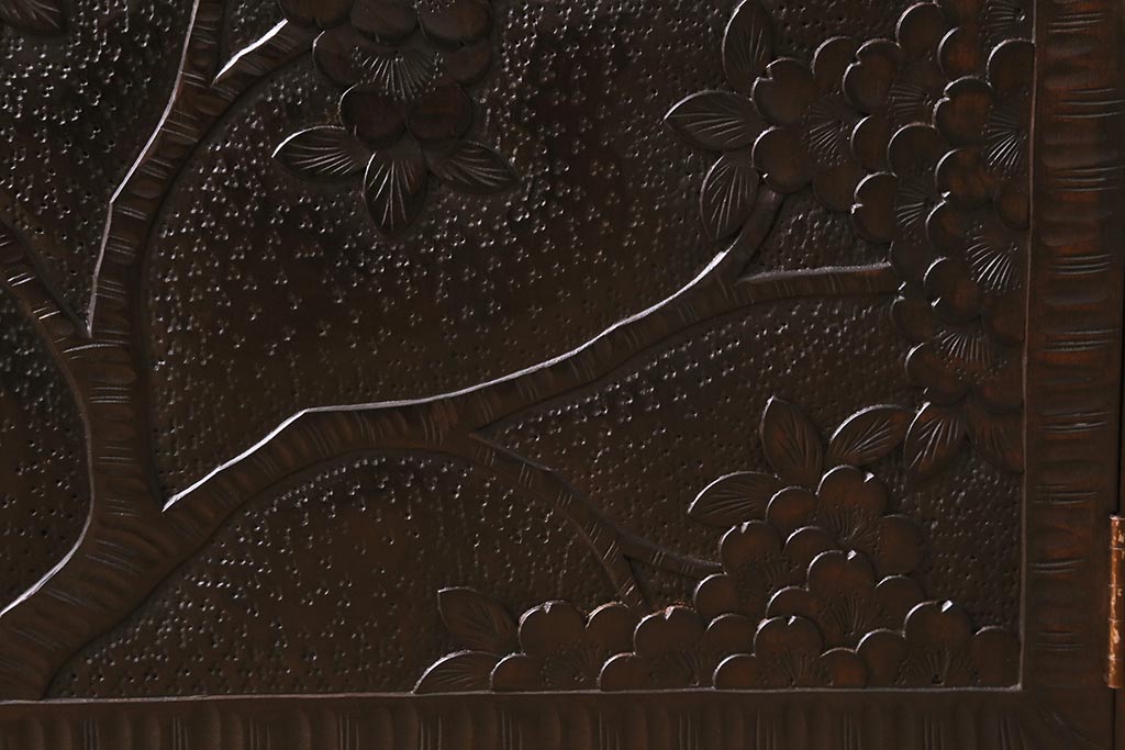 中古　美品　軽井沢彫り　レアな横長サイズ!美しい桜の意匠が目を惹く戸棚(収納棚、キャビネット、テレビ台、ローボード)(R-043503)