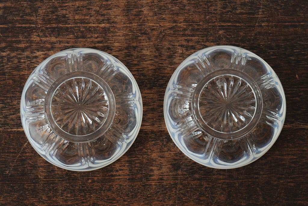 レトロ雑貨　昭和中期　乳白縁がかわいらしいプレスガラスの鉢2個(深皿、和食器)(R-043517)