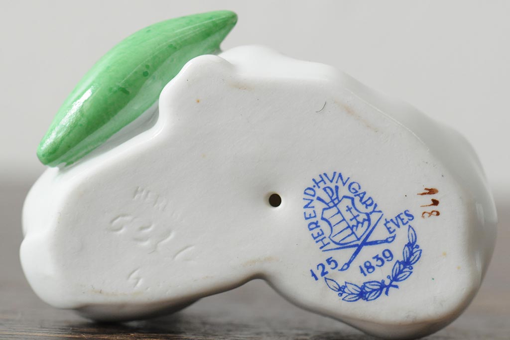 アンティーク雑貨　ハンガリー　HEREND(ヘレンド)　うさぎ　ベビーシューズ(靴)　陶器の置物2点セット(オブジェ、小物入れ、ディスプレイ雑貨)(R-043609)