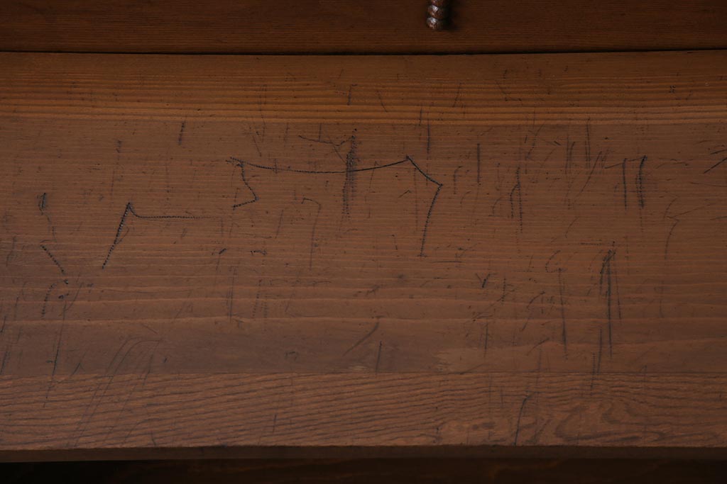 ビンテージ家具　昭和レトロ　ヒノキ・タモ材　ワンポイントの浮き彫りがおしゃれな楔式の本棚(ブックシェルフ)(R-043708)