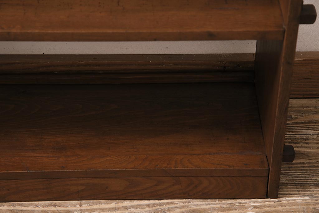 ビンテージ家具　昭和レトロ　ヒノキ・タモ材　ワンポイントの浮き彫りがおしゃれな楔式の本棚(ブックシェルフ)(R-043708)