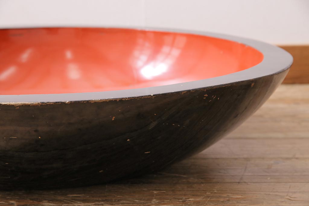 アンティーク雑貨　昭和中期　朱色と黒の漆塗りが目を引く特大のこね鉢(ボウル)(R-043709)