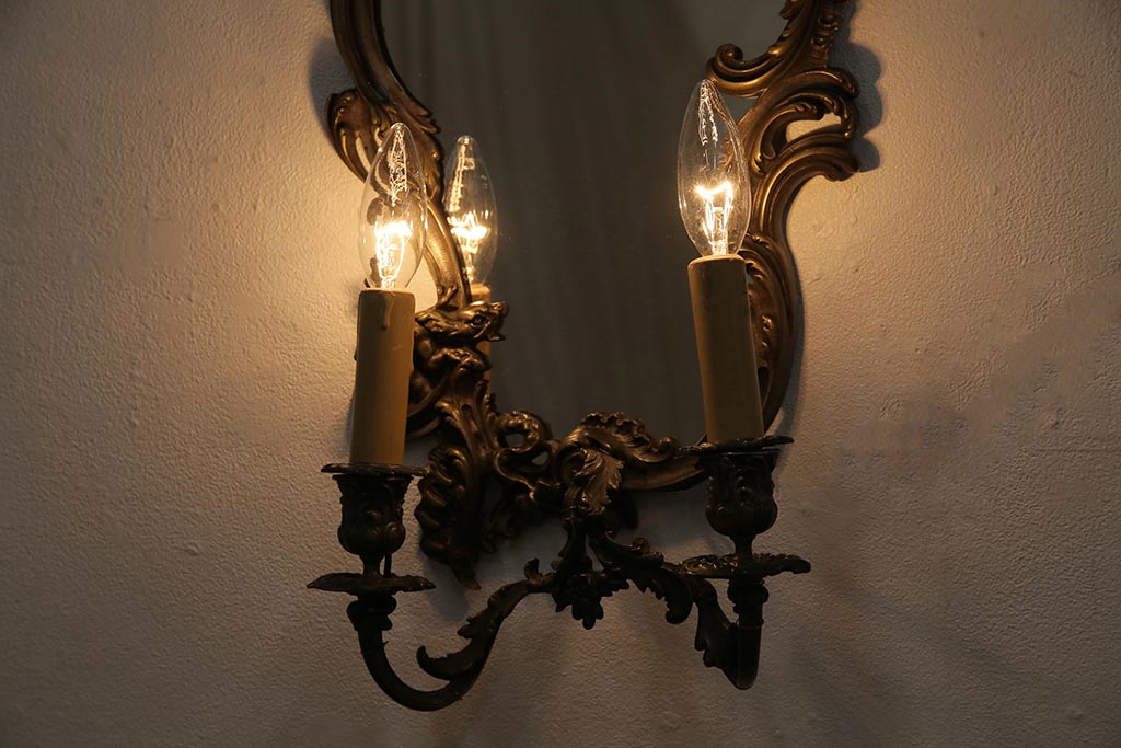 ヴィンテージ照明　フランスビンテージ　ブロンズ(青銅)　2灯　ミラー付き　優雅な印象与えるウォールランプ(壁掛け照明、壁付け照明)(R-043735)