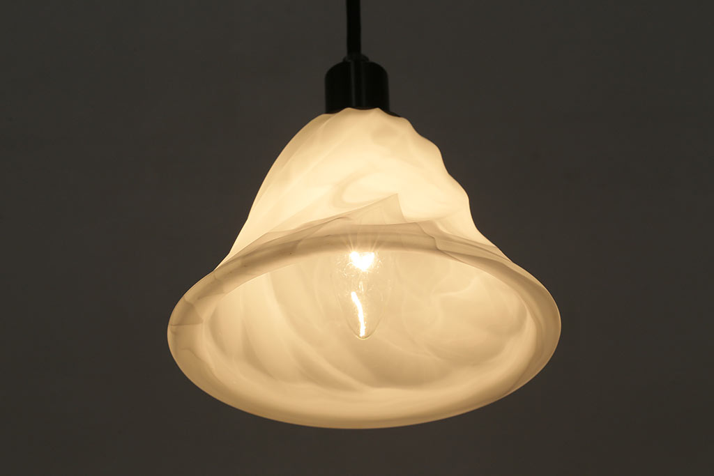 ヴィンテージ照明　イギリスビンテージ　ミルクが混ざったかのようなまだらが美しい天井照明(吊り下げ照明、ペンダントライト)(R-043859)