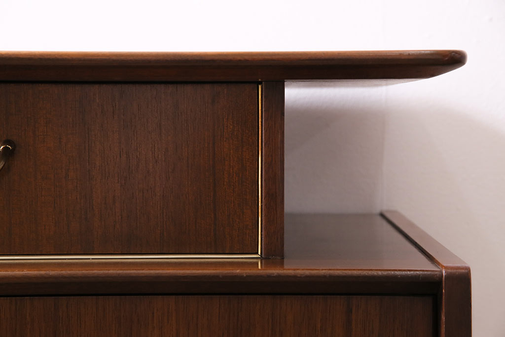 ヴィンテージ家具　北欧ビンテージ　G-PLAN　BBシリーズ　スタイリッシュなデザインのサイドボード(リビングボード、収納棚)(R-043894)