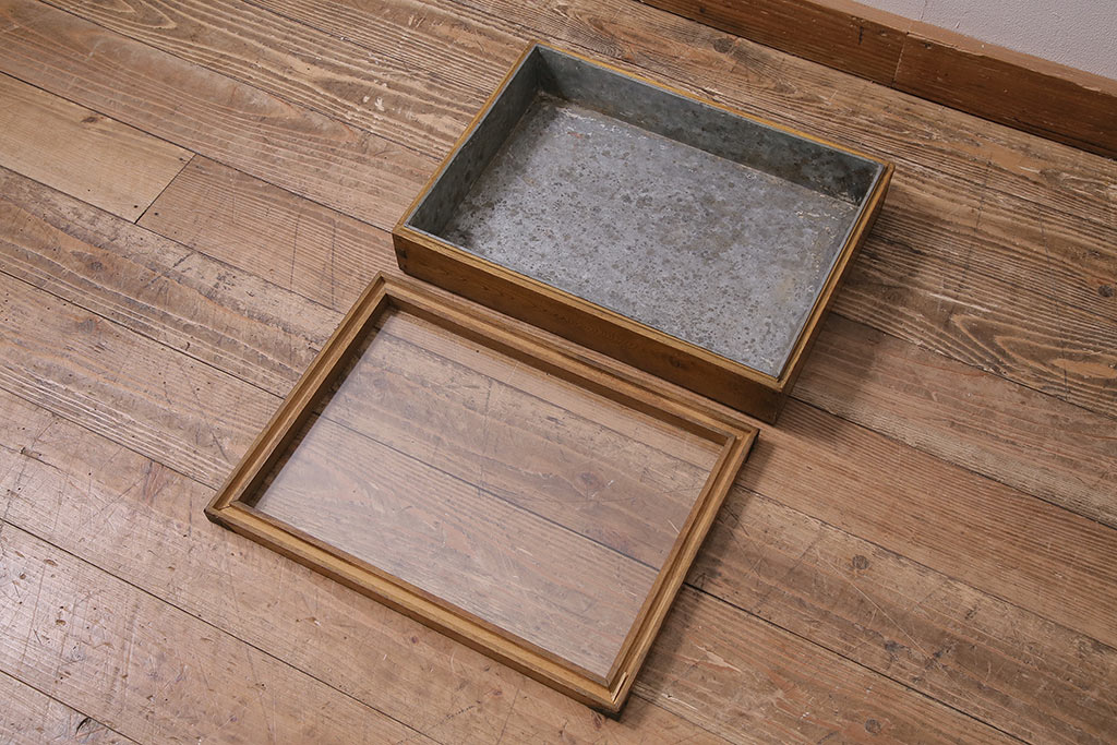 アンティーク雑貨　昭和中期　楢(ナラ)材製　金具や木肌が味わい深いコレクションボックス(ガラスケース、収納箱、小物入れ)(R-043903)